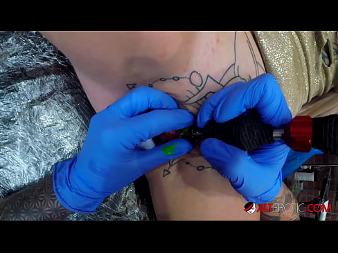 ❤️ Extremt tatuerade snyggingen Sully Savage fick en tatuering på sin klitoris ❤️❌ Pornvideo at sv.porn-evooli.ru ﹏
